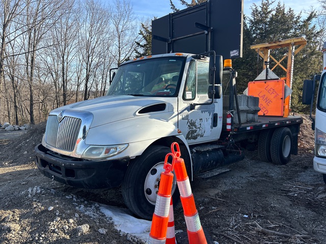 2007 International 4300 4x2 Flatbed Truck (Inoperable)