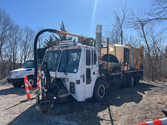 2001 Mack LE613 8x4 Water Blasting Truck