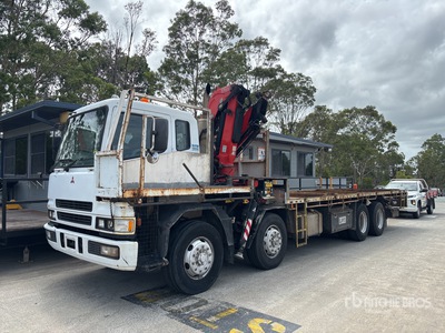 2001 Mitsubishi Fuso P93 8x4 Twin-Steer Camion plataforma con grua