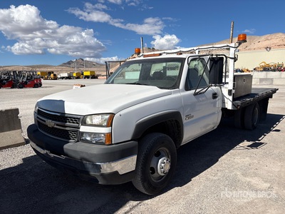 2005 Chevrolet Silverado 3500 4x2 Flatbed Truck