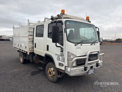 2014 Isuzu NPS 300 4x4 Crew Cab شاحنة خدمة