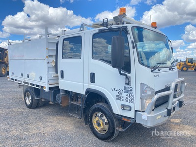 2014 Isuzu NPS 300 4x4 Crew Cab Service Truck