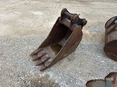 Weak Brau 18 in Digging Excavator Bucket - Fits Komatsu 88