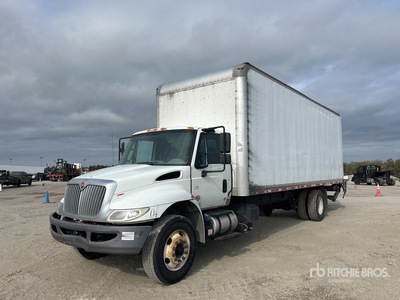 2018 International 4300 4x2 Furgoneta caja cerrada