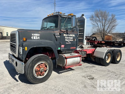1995 Ford L9000 6x4 تراكتور شاحنة نهارية (ثنائية المحور)