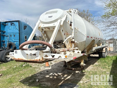 2015 DeLucio T/A Pneumatic Bulk Trailer