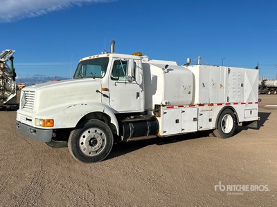 1996 International 8200 4x2 Autocarro trasporto carburante per lubrificante