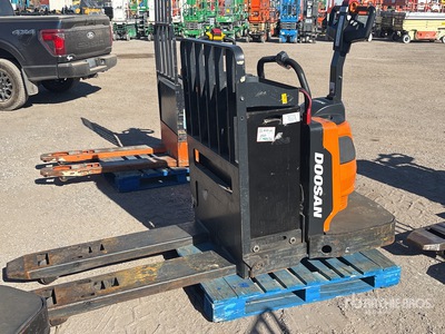 2022 Doosan BER30S-9 6020 lb Electric Pallet Jack