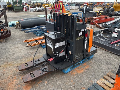 2022 Doosan BER30S-9 6020 lb Electric Pallet Jack
