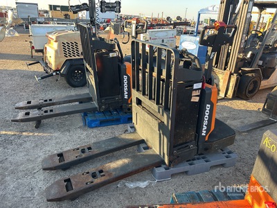 2022 Doosan BER30S-9 6020 lb Electric Pallet Jack