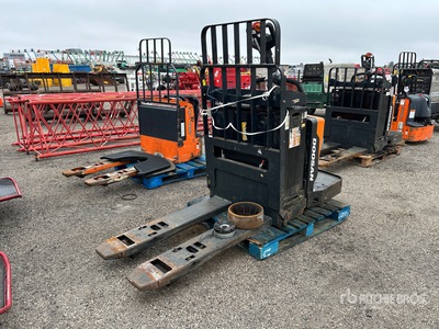2022 Doosan BER30S-9 6020 lb Electric Pallet Jack