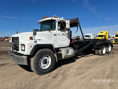 2000 Mack RD688S 6x4 Roll-Off Truck