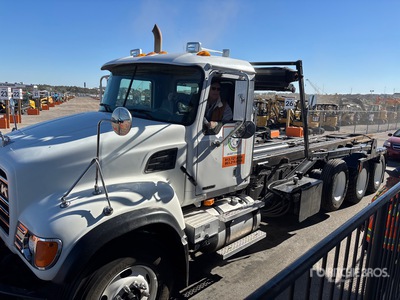 2005 Mack CV713 شاحنة لرفع ووضع الحاويات