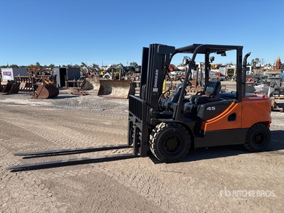Doosan D45S-5 8700 lb Pneumatic Tire Forklift