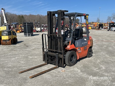 2001 Toyota 7FGU25 4500 lb Pneumatic Tire Forklift