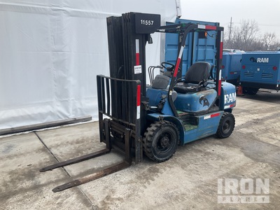 Komatsu FG25T-14 9650 lb Pneumatic Tire Forklift