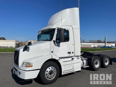 2015 VOLVO VNM64T 200 6x4 Cabeza Tractora Cabina Corta