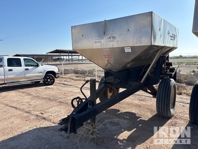 2000 Adams 7 ft 7 in Trailer S/A 10000 lb Pull-Type Kunstmeststrooier