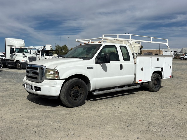 2005 Ford F-350 XL 4x2 Extended Cab Utility Truck