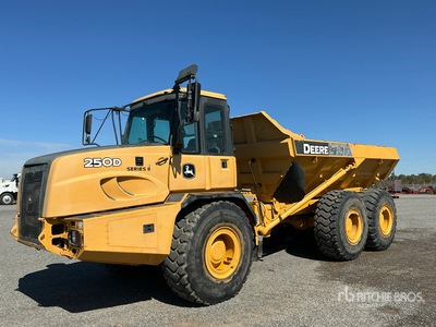 2014 John Deere 250D Series II Camion à benne articulé