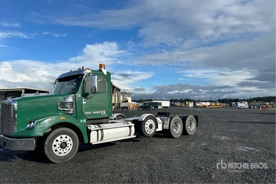2013 Freightliner Coronado 122SD 8x4 トラックトラクター(Tri/A)