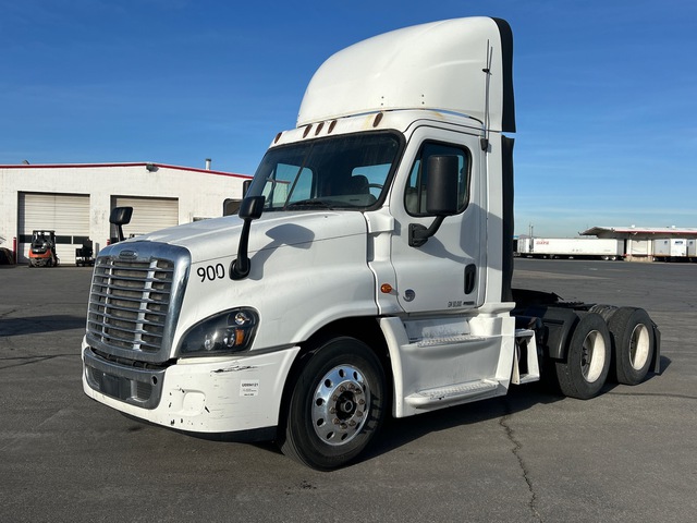 2016 Freightliner Cascadia 125 6x4 T/A Day Cab Truck Tractor