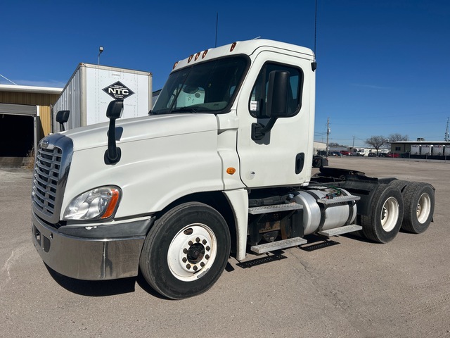 2014 Freightliner Cascadia 6x4 T/A Day Cab Truck Tractor
