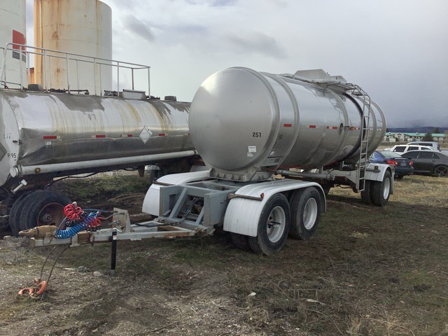 2009 Polar 5400 gal Tri/A Spread Axle Pup Tanker Trailer