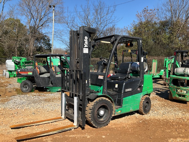2016 Yale GTP060VXNEAE091 5700 lb Pneumatic Tire Forklift