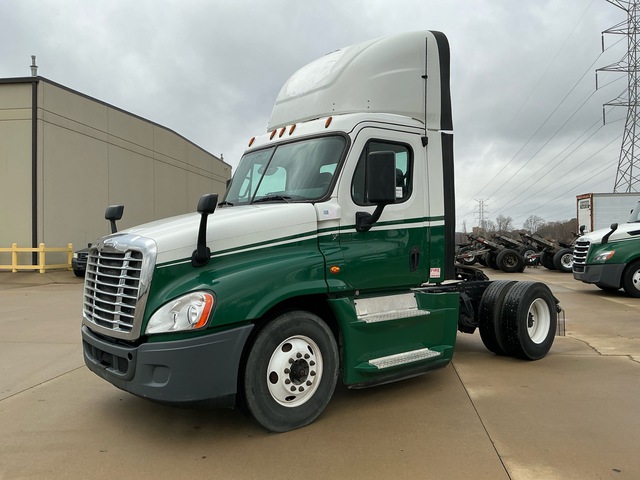 2017 Freightliner CA125 4x2 S/A Day Cab Truck Tractor