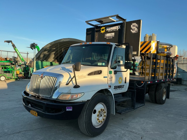 2005 International 4300 4x2 Attenuator Truck