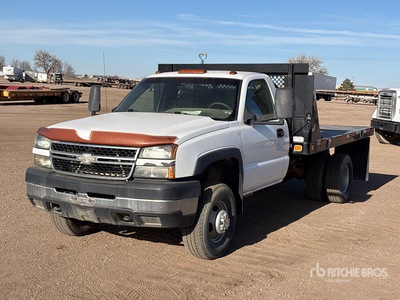 2007 Chevrolet Silverado 1500 4x4 Flatbed Truck