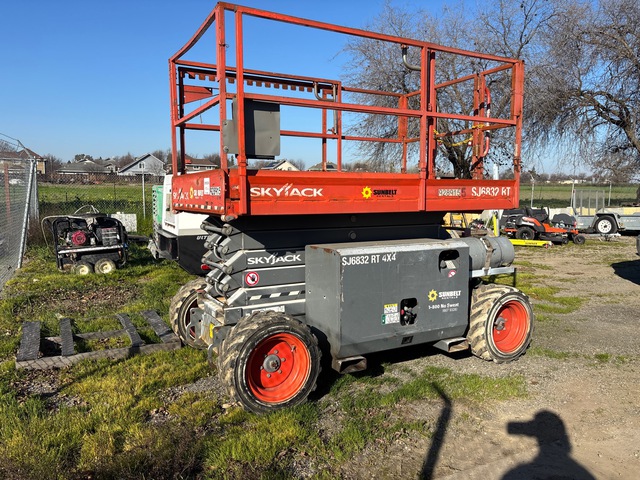 2016 Skyjack 6832RT 4x4 Dual Fuel Scissor Lift