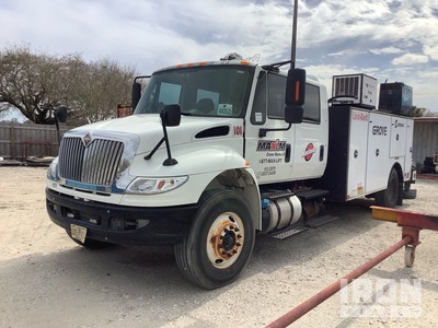 2015 International 4400 4x2 Crew Cab Camion de servicios
