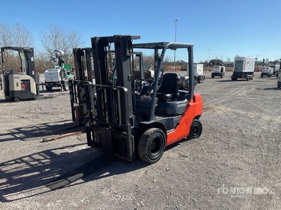 2014 Toyota 8FGU25 4500 lb Pneumatic Tire Wózek widłowy