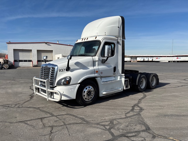 2018 Freightliner Cascadia 125 6x4 T/A Day Cab Truck Tractor