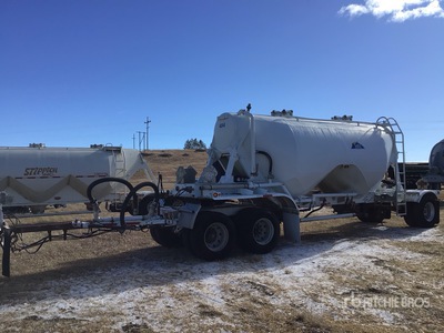1999 Heil 700 cft Tri/A Spread Axle Pup Pneumatic Bulk Trailer
