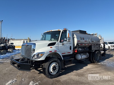 Etnyre Black-Topper Centennial 2000 gal on 2010 International 7300 Workstar 4x2 تراكتور شاحنة كابينة النوم (ثنائية المحور)