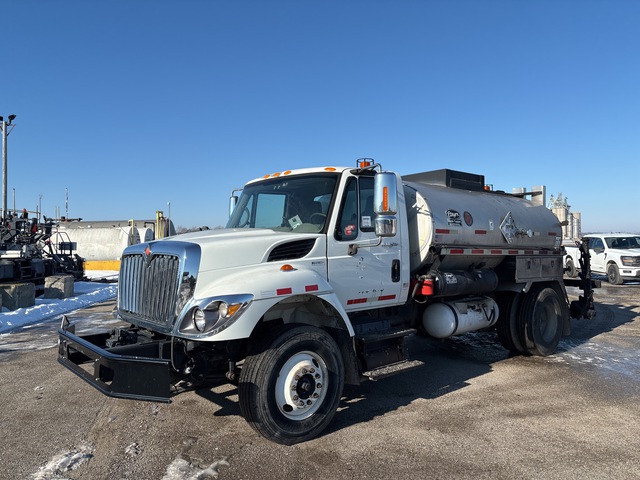 Etnyre Black-Topper Centennial 2000 gal on 2010 International 7300 Workstar 4x2 T/A Sleeper Truck Tractor