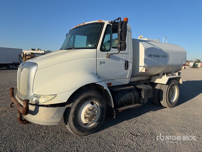 2004 International 8600 4x2 2000 gal 散水車