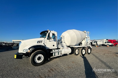 2015 Mack GU813 8x4 Mixer Truck