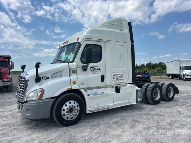 2015 Freightliner Cascadia 113 6x4 T/A Sleeper Truck Tractor
