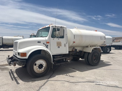 2000 International 4700 2000 gal 4x2 Camion cisterna de agua