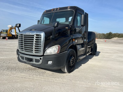 2015 Freightliner Cascadia 113 4x2 S/A Day Cab Truck Tractor