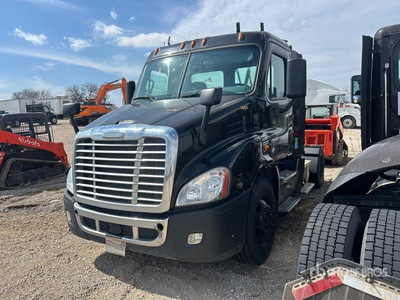 2015 Freightliner Cascadia 113 4x2 Ciągnik siodłowy z kabiną dzienną S/A