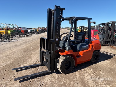 2004 Toyota 7FDU35 7300 lb Pneumatic Tire Forklift