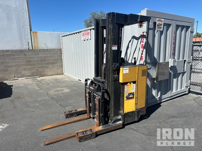 2000 Yale NR040ADNS24TE091 4000 lb Chariot à poste de conduite élevable (Inoperable)