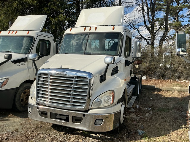 2016 Freightliner Cascadia 113 6x4 T/A Day Cab Truck Tractor