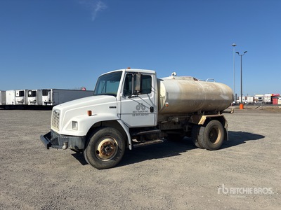 2004 Freightliner FL70 4x2 Camion cisterna de agua