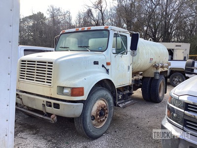 1999 International 4700 1500 gal 4x2 Water Truck